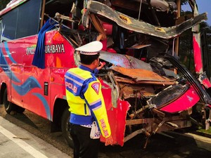 Kecelakaan Bus DPRD Surabaya: Kronologi hingga Data Korban