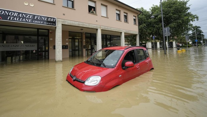 Deretan Mobil yang Jadi Korban Banjir di Italia Banjir merendam Faenza dan Castel Bolognese, Italia. Tidak hanya rumah, mobil yang terparkir juga ikut terendam banjir.