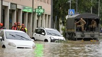Tim SAR telah dikerahkan ke lokasi untuk mengevakusi warga yang terjebak banjir.  