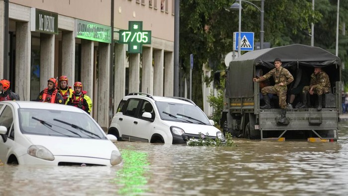 Deretan Mobil yang Jadi Korban Banjir di Italia Banjir merendam Faenza dan Castel Bolognese, Italia. Tidak hanya rumah, mobil yang terparkir juga ikut terendam banjir.
