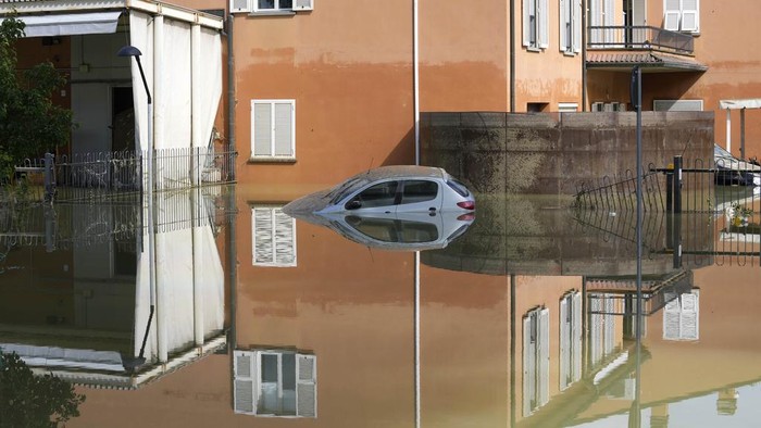 Banjir merendam Faenza dan Castel Bolognese, Italia. Tidak hanya rumah, mobil yang terparkir juga ikut terendam banjir.