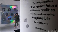 Pengunjung mengabadikan karya seni yang ditampilkan Ganara Art.