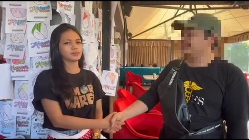 Dokter gigi TK (kanan) berjabatan dengan staf Karens Diner, Tiara G Alicia. TK diduga menganiaya sejumlah staf Karens Diner.