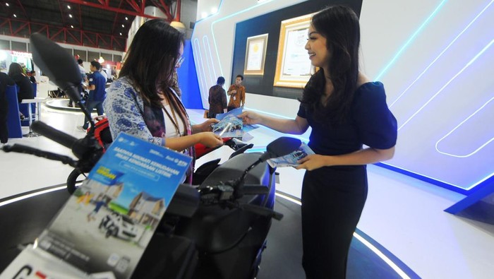 Dukungan Perbankan untuk Sukseskan Program Kendaraan Listrik Seorang konsumen menyimak penjelasan dari sales motor listrik di acara Pameran Periklindo Electric Vehicle Show (PEVS) 2023 di JIExpo Kemayoran, Jakarta , Kamis (18/5). PT Bank Tabungan Negara (Persero) Tbk dalam acara PEVS 2023 mendukung program pemerintah untuk Pembelian Kendaraan Bermotor Listrik Berbasis Baterai dengan menawarkan produk Kredit Ringan (KRING) Hunian Kreasi. Produk yang dikemas dengan produk KPR tersebut memfasilitasi masyarakat membeli motor dengan Uang muka murah dan bunga spesial mulai dari 0,83% per bulan dengan jangka waktu hingga 5 tahun serta bebas biaya administrasi dan provisi.