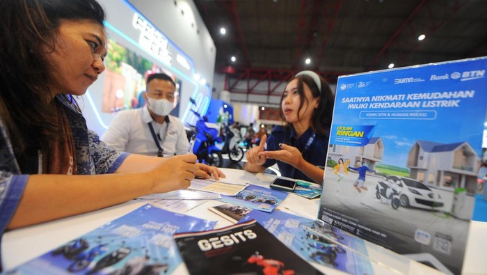 Seorang konsumen menyimak penjelasan dari sales motor listrik di acara Pameran Periklindo Electric Vehicle Show (PEVS) 2023 di JIExpo Kemayoran, Jakarta , Kamis (18/5). PT Bank Tabungan Negara (Persero) Tbk dalam acara PEVS 2023 mendukung program pemerintah untuk Pembelian Kendaraan Bermotor Listrik Berbasis Baterai dengan  menawarkan produk Kredit Ringan  (KRING) Hunian Kreasi. Produk yang dikemas dengan produk KPR tersebut memfasilitasi masyarakat membeli motor dengan Uang muka murah dan bunga spesial mulai dari 0,83% per bulan dengan jangka waktu hingga 5 tahun serta bebas biaya administrasi dan provisi.