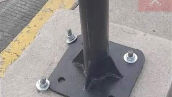 Posisinya malah tidak di lubang. Foto: Boredpanda