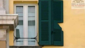 Posisi jendela terlalu kiri. Foto: Boredpanda