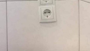 Posisi colokan miring. Foto: Boredpanda