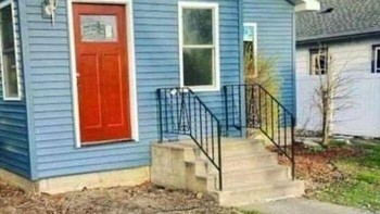 Tangga yang posisinya ngaco. Foto: Boredpanda