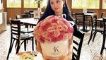 Gaya Kece Aktris Gege Elisa saat Ngopi di Jepang hingga Australia