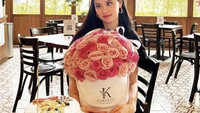 Aktris cantik kelahiran tahun 1994 ini terkenal lewat beberapa film dan web series. Di Instagramnya, penggemar olahraga tennis ini sering menggungah momen ngopinya di berbagai negara. Foto: Instagram @gegeelisa94