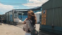 Liburan ke Sydney, Australia. Gege tampak cantik dengan pakaian casual sambil menikmati es kopi di Sydney Fish Market. Foto: Instagram @gegeelisa94