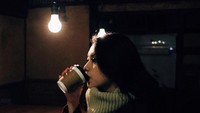Saat berada di Jepang, dirinya tak melewatkan waktu untuk mencicipi aneka kopi hingga kafe yang ada di sana. Foto: Instagram @gegeelisa94