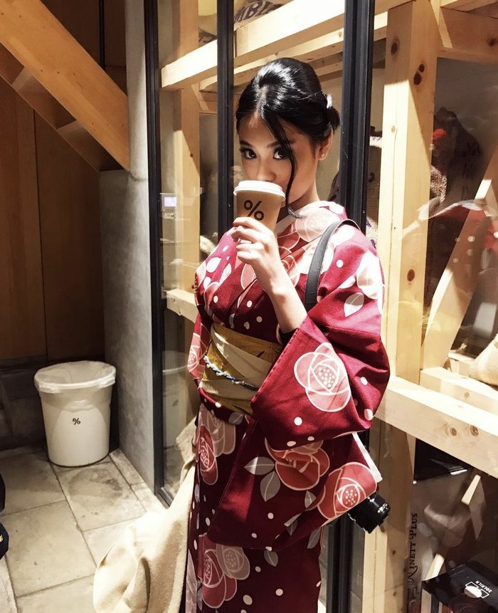 Gaya Kece Aktris Gege Elisa saat Ngopi di Jepang hingga Australia Gaya Kece Aktris Gege Elisa saat Ngopi di Jepang hingga Australia
