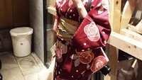 Terakhir ini gaya cantik dan anggun Gege, saat menikmati kopi hangat dari gerai Arabica yang ada di Kyoto, Jepang.  Foto: Instagram @gegeelisa94
