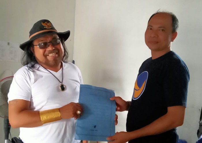 I Wayan Kari Subali (kaos putih) saat mengajukan surat pengunduran diri sebagai bacaleg NasDem di kantor DPD NasDem Karangasem, Rabu (17/5/2023). (istimewa)