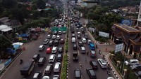 Kepadatan di jalur menuju Puncak Bogor tersebut akibat banyaknya warga memanfaatkan libur panjang akhir pekan yang bertepatan dengan hari Kenaikan Isa Al-Masih.