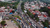 Foto udara kepadatan kendaraan saat pemberlakuan sistem satu arah menuju Jalur Puncak, Gadog, Kabupaten Bogor, Jawa Barat, Kamis (18/5/2023).