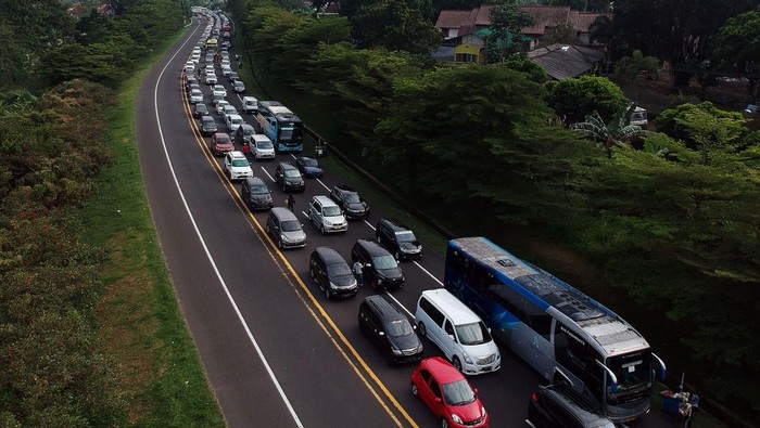 Jalur Puncak Macet Foto udara kepadatan kendaraan saat pemberlakukaan rekayasa sistem satu arah menuju jalur Puncak, Gadog, Kabupaten Bogor, Jawa Barat, Kamis (18/5/2023). Kepadatan di jalur menuju Puncak Bogor tersebut akibat banyaknya warga memanfaatkan libur panjang akhir pekan yang bertepatan dengan hari Kenaikan Isa Al-Masih dengan berwisata, sehingga Polres Bogor melakukan rekayasa lalu lintas sistem satu arah. ANTARA FOTO/Yulius Satria Wijaya/tom.