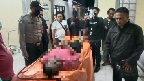 Jasad I Ketut Gingsir (60) yang ditemukan di kebun pandan dievakuasi ke ruang jenazah RSD Mangusada, Badung, Rabu (17/5/2023) malam. (Istimewa)