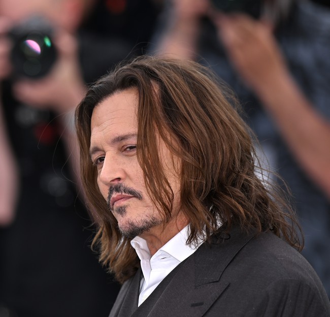 Johnny Depp hadir untuk mempromosikan film terbarunya, ‘Jeanne du Barry’. Di film yang juga diproduserinya itu, ia berperan sebagai Louis XV. (Foto: Mustafa Yalcin/Anadolu Agency via Getty Images)