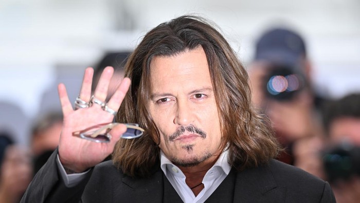 CANNES, FRANCE - MAY 17: Johnny Depp poses during a photocall for the film Jeanne du Barry at Palais des Festivals at the 76th Cannes Film Festival in Cannes, France on May 17, 2023. (Photo by Mustafa Yalcin/Anadolu Agency via Getty Images)