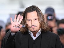 Johnny Depp Dikabarkan Kencani Model Rusia Yulia Vlasova