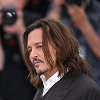 Johnny Depp hadir untuk mempromosikan film terbarunya, ‘Jeanne du Barry’. Di film yang juga diproduserinya itu, ia berperan sebagai Louis XV. (Foto: Mustafa Yalcin/Anadolu Agency via Getty Images)
