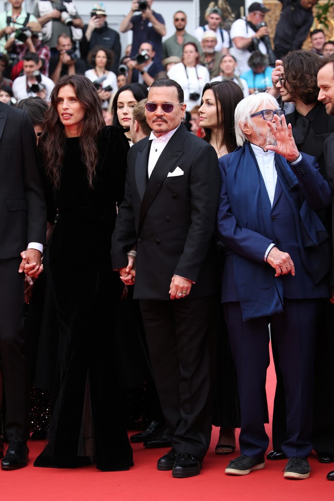 Di karpet merah Cannes Film Festival 2023, mantan kekasih Kate Moss ini memakai setelan bergaya tuksedo. (Foto: Daniele Venturelli/WireImage)