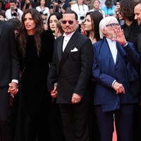 Di karpet merah Cannes Film Festival 2023, mantan kekasih Kate Moss ini memakai setelan bergaya tuksedo. (Foto: Daniele Venturelli/WireImage)