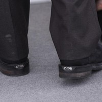 Johnny yang baru diperpanjang kontraknya sebagai bintang iklan parfum Dior Sauvage dengan bayaran US$ 20 juta juga memakai sepatu keluaran rumah mode Prancis tersebut. (Foto: Mike Marsland/WireImage)