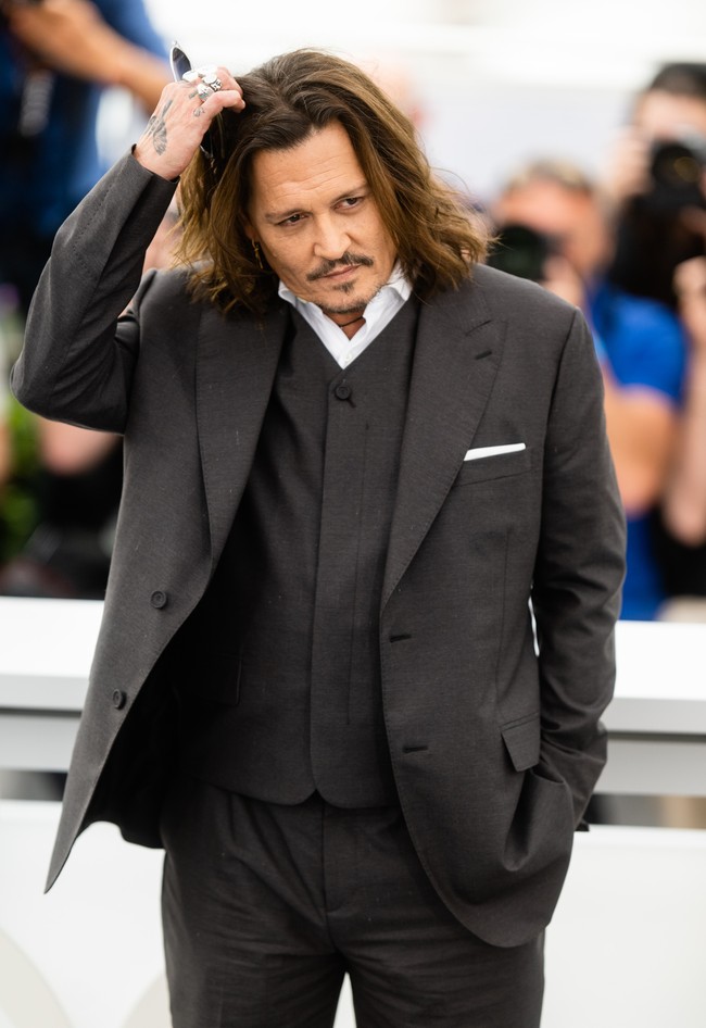Hari pertama Cannes Film Festival 2023, Selasa (16/5/2023), bertaburan bintang ternama. Tidak ketinggalan, aktor Johnny Depp yang sempat absen dari ingar-bingar Hollywood setelah persidangan pencemaran nama baik melawan mantan istri, Amber Heard, tahun lalu. (Foto: Samir Hussein/WireImage)