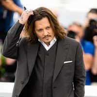 Hari pertama Cannes Film Festival 2023, Selasa (16/5/2023), bertaburan bintang ternama. Tidak ketinggalan, aktor Johnny Depp yang sempat absen dari ingar-bingar Hollywood setelah persidangan pencemaran nama baik melawan mantan istri, Amber Heard, tahun lalu. (Foto: Samir Hussein/WireImage)