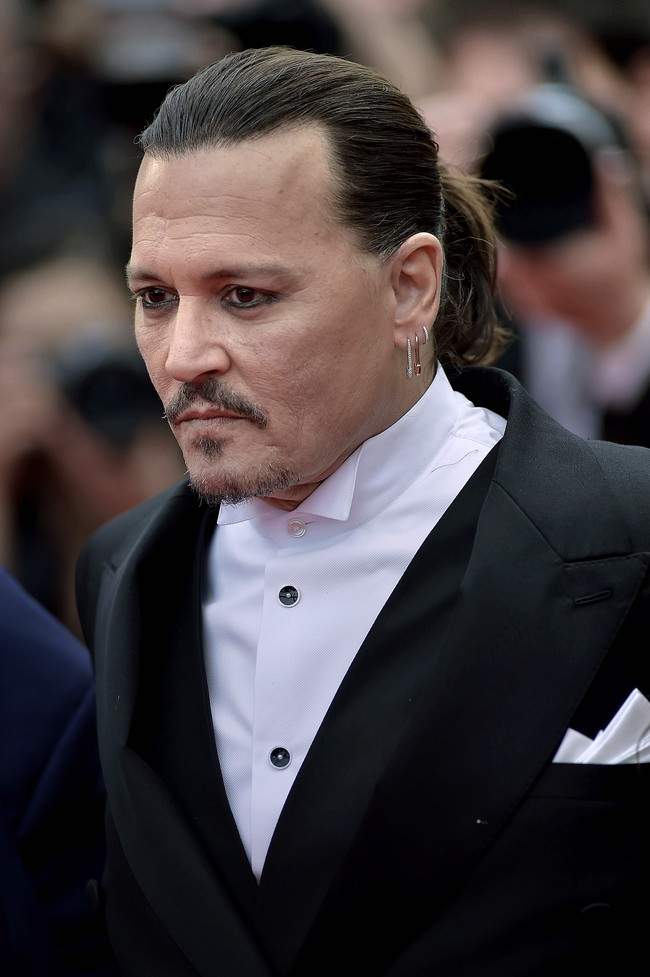 Bukan Johnny Depp bila matanya tidak dihiasi eyeliner. Bintang ‘Pirates of the Caribbean’ ini juga melengkapi gayanya dengan anting eksentrik. (Foto: Rocco Spaziani/Archivio Spaziani/Mondadori Portfolio via Getty Images)
