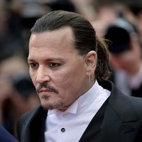 Bukan Johnny Depp bila matanya tidak dihiasi eyeliner. Bintang ‘Pirates of the Caribbean’ ini juga melengkapi gayanya dengan anting eksentrik. (Foto: Rocco Spaziani/Archivio Spaziani/Mondadori Portfolio via Getty Images)