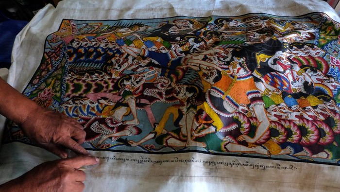 Kakek Asal Solo Ini Puluhan Tahun Geluti Kerajinan Wayang Beber Joko Sri Yono menunjukkan cerita dari lukisan Wayang Beber buatannya di Sanggar Naladerma, Baluwarti, Solo, Jawa Tengah, Rabu (17/5/2023). Sejak tahun 1959, Joko Sri Yono membuat kerajinan wayang beber yang menggambarkan cerita panji tersebut sebagai upaya pelestarian wayang tertua di Indonesia, sekaligus memenuhi pesanan pembeli dari kalangan kolektor seni dan turis mancanegara. ANTARAFOTO/Maulana Surya/foc.