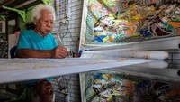 Joko Sri Yono menyelesaikan lukisan Wayang Beber di Sanggar Naladerma, Baluwarti, Solo, Jawa Tengah, Rabu (17/5/2023).
