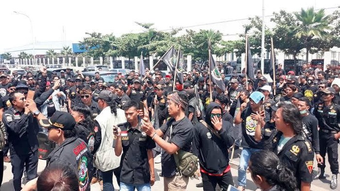 Aliansi Ormas Bekasi yang terdiri dari gabungan beberapa organisasi masyarakat yang ada di Kabupaten Bekasi menolak perpanjangan Pj Bupati Bekasi. Ada apa?