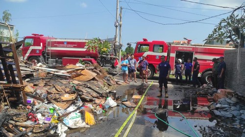 Kebakaran bedeng di Perum Pradasari Blok C, Jalan Gunung Salak Utara, Banjar Abasan, Desa Padangsambian Klod, Kecamatan Denpasar Barat, Kota Denpasar, Kamis (18/5/2023). (Dok. Polresta Denpasar)