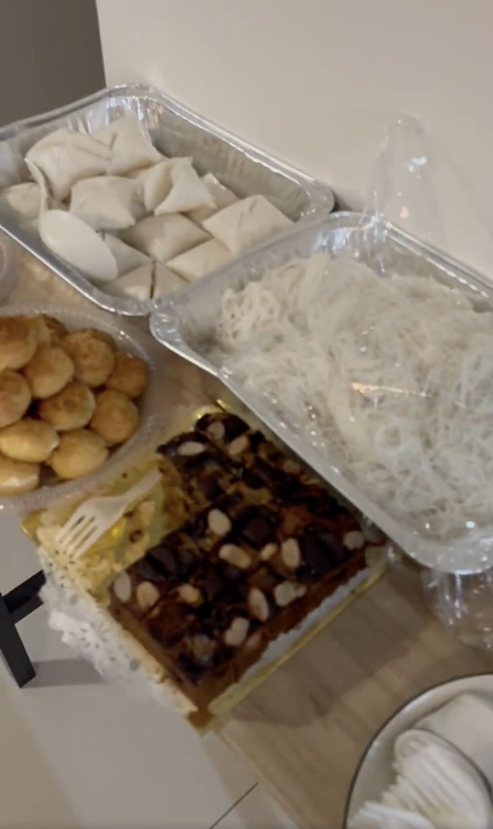 Kecewa! Pria Ini Sudah Masak Banyak Makanan Tapi Tamu Tak Datang