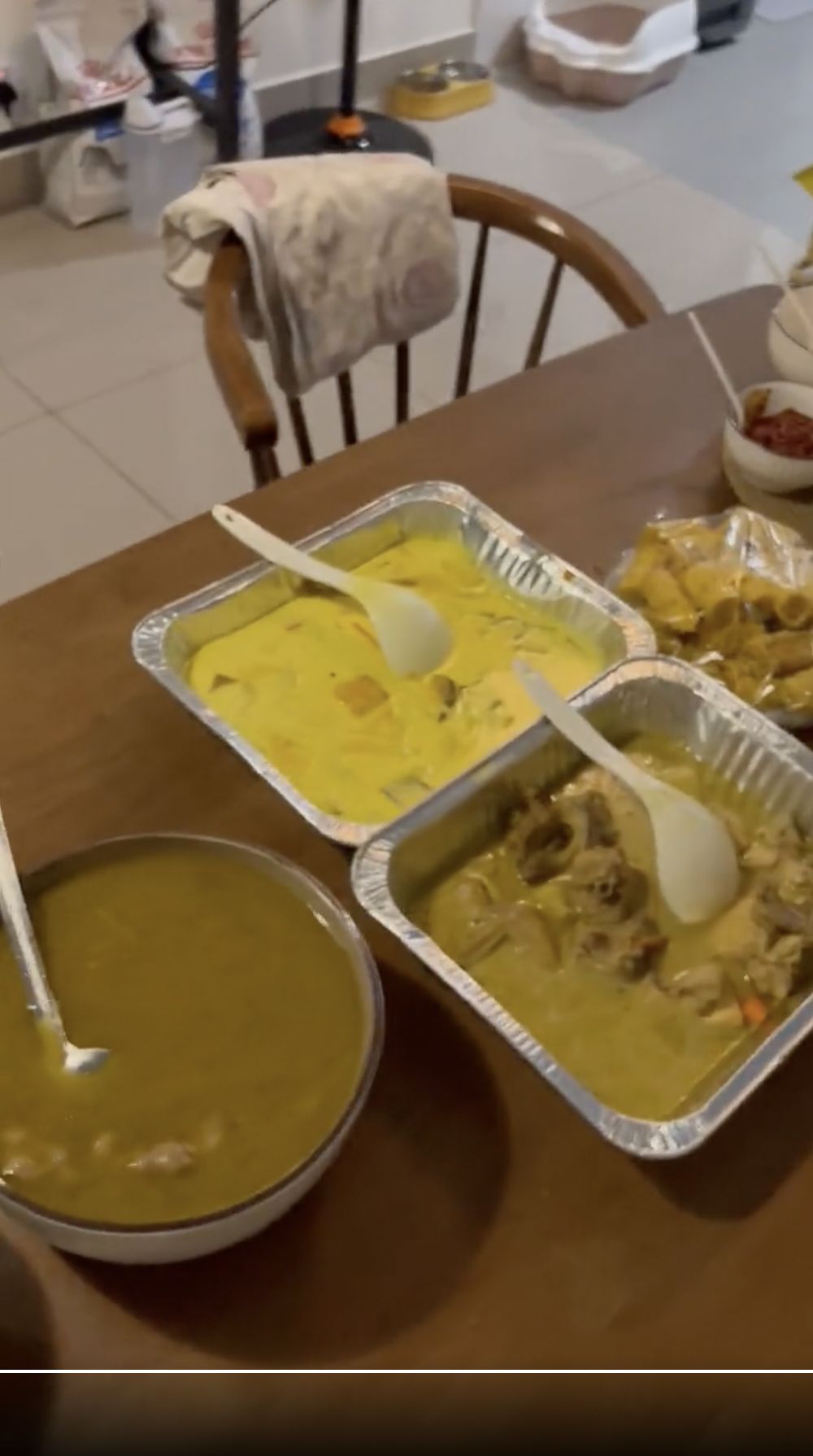 Kecewa! Pria Ini Sudah Masak Banyak Makanan Tapi Tamu Tak Datang