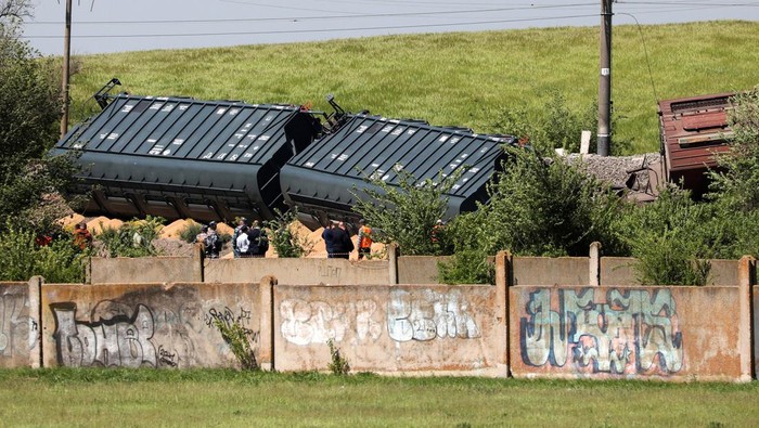 Kecelakaan kereta api terjadi di Distrik Simferopol, Krimea, Kamis (18/5/2023). Kereta api yang mengangkut biji-bijian tergelincir.