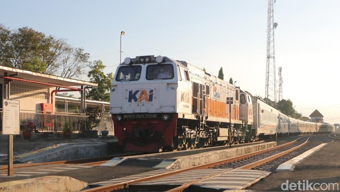 Kereta Api di Stasiun Blitar.