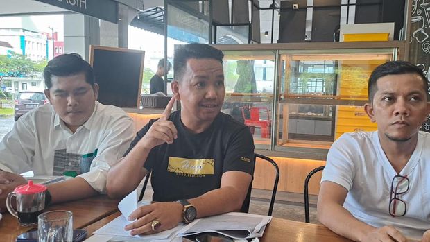 Kuasa Hukum Kepala Desa M Yamin dan Kepala Desa Thamrin saat memberikan keterangan kepada wartawan.(Foto: istimewa)