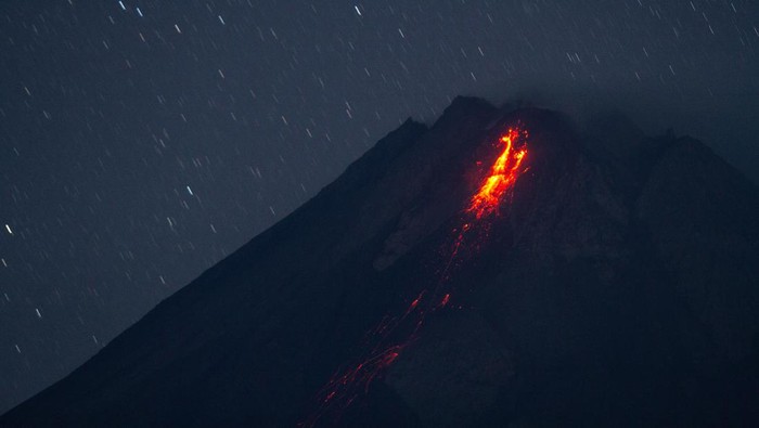 Lava pijar Gunung Merapi Lava pijar meluncur dari kubah lava Gunung Merapi terlihat dari Turi, Sleman, DI Yogyakarta, Kamis (18/5/2023). Menurut data BPPTKG periode pengamatan 17 Mei 2023 pukul 00.00-24.00 WIB telah terjadi 30 kali guguran lava pijar dengan jarak luncur maksimal 1.800 meter ke arah barat daya (kali Bebeng). ANTARA FOTO/Hendra Nurdiyansyah/tom.