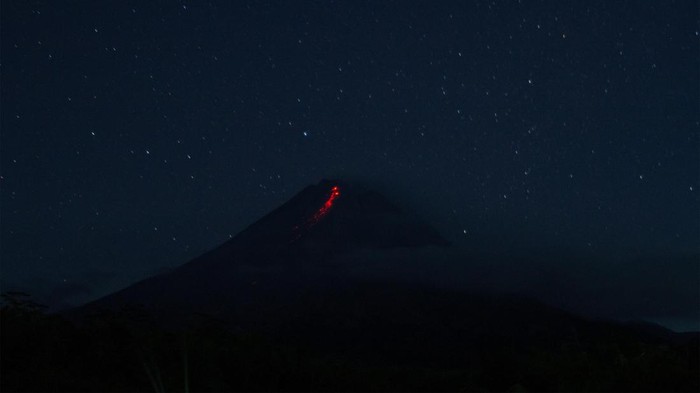 Lava pijar Gunung Merapi Lava pijar meluncur dari kubah lava Gunung Merapi terlihat dari Turi, Sleman, DI Yogyakarta, Kamis (18/5/2023). Menurut data BPPTKG periode pengamatan 17 Mei 2023 pukul 00.00-24.00 WIB telah terjadi 30 kali guguran lava pijar dengan jarak luncur maksimal 1.800 meter ke arah barat daya (kali Bebeng). ANTARA FOTO/Hendra Nurdiyansyah/tom.