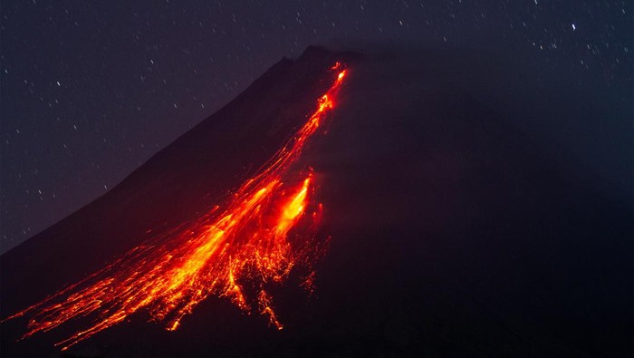 Lava pijar Gunung Merapi Lava pijar meluncur dari kubah lava Gunung Merapi terlihat dari Turi, Sleman, DI Yogyakarta, Kamis (18/5/2023). Menurut data BPPTKG periode pengamatan 17 Mei 2023 pukul 00.00-24.00 WIB telah terjadi 30 kali guguran lava pijar dengan jarak luncur maksimal 1.800 meter ke arah barat daya (kali Bebeng). ANTARA FOTO/Hendra Nurdiyansyah/tom.