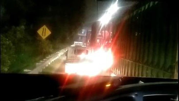 Macet horor di Tol Satelit, Surabaya. Jarak tempuh Surabaya-Gresik menjadi 3 jam.