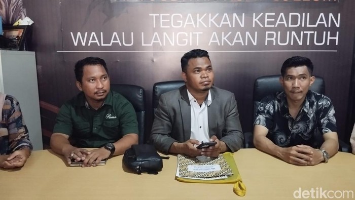 Kuasa hukum keluarga korban, Syaban Sartono (tengah).