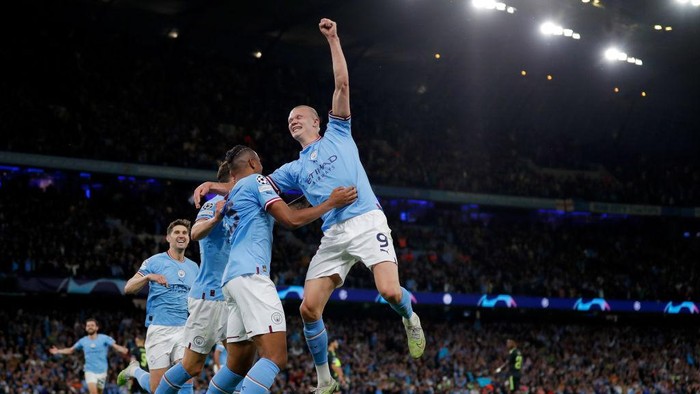 MANCHESTER, UNITED KINGDOM - MAY 17: Manuel Akanji of Manchester City celebrates 3-0 with Erling Haaland of Manchester City  during the UEFA Champions League  match between Manchester City v Real Madrid at the Etihad Stadium on May 17, 2023 in Manchester United Kingdom (Photo by Soccrates/Getty Images)